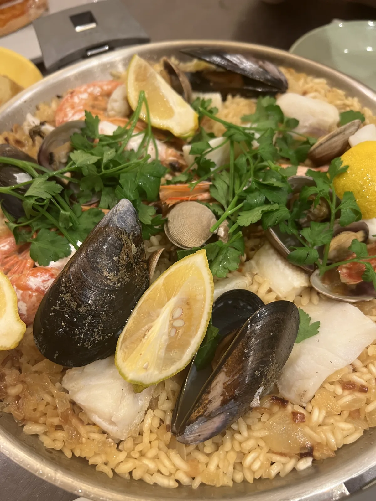 魚介のパエリアをクリステルの28cmステンレスフライパンごと食卓へ出した状態