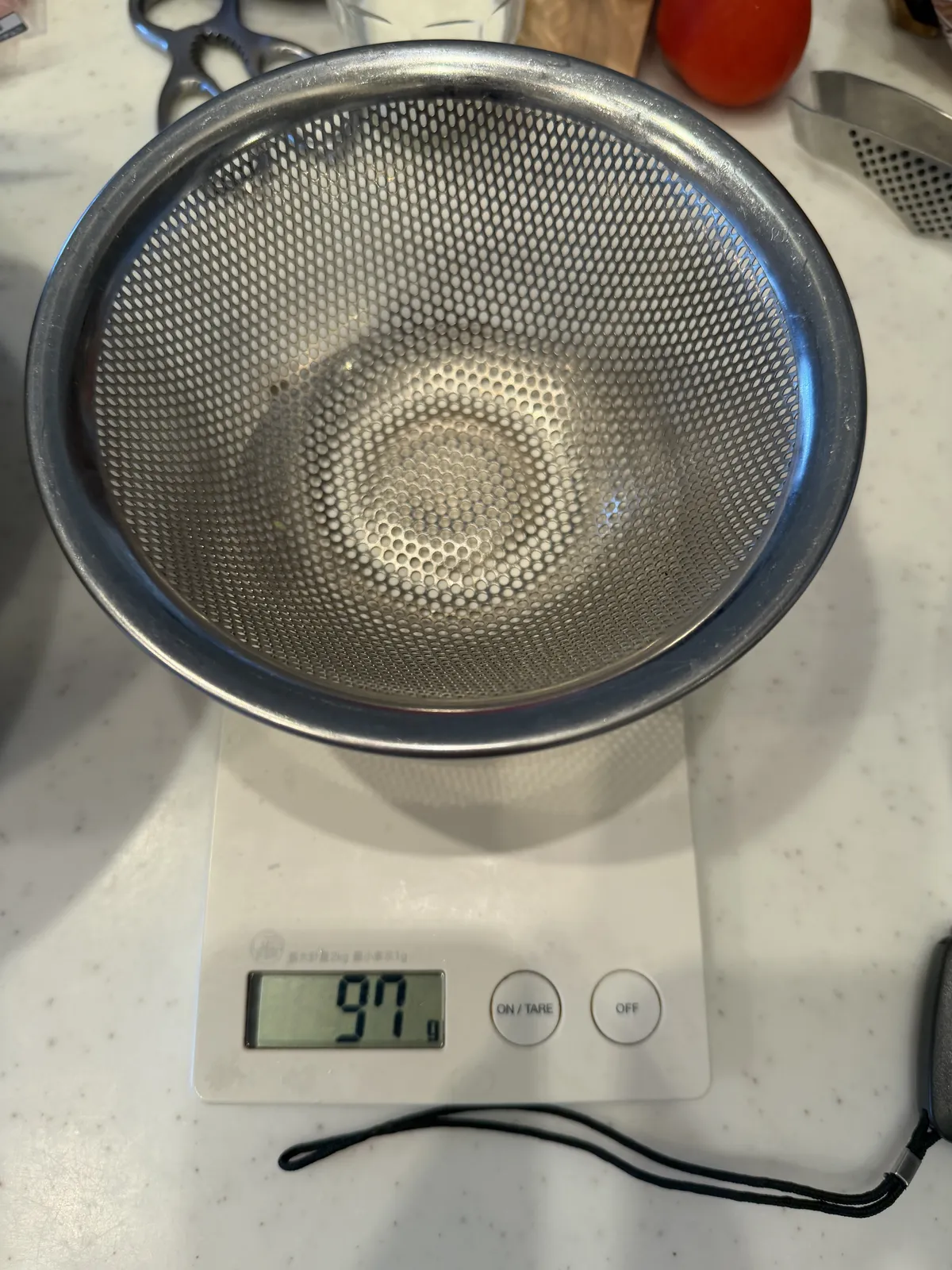 柳宗理パンチングストレーナー16cmを量りで実測した97gの表示