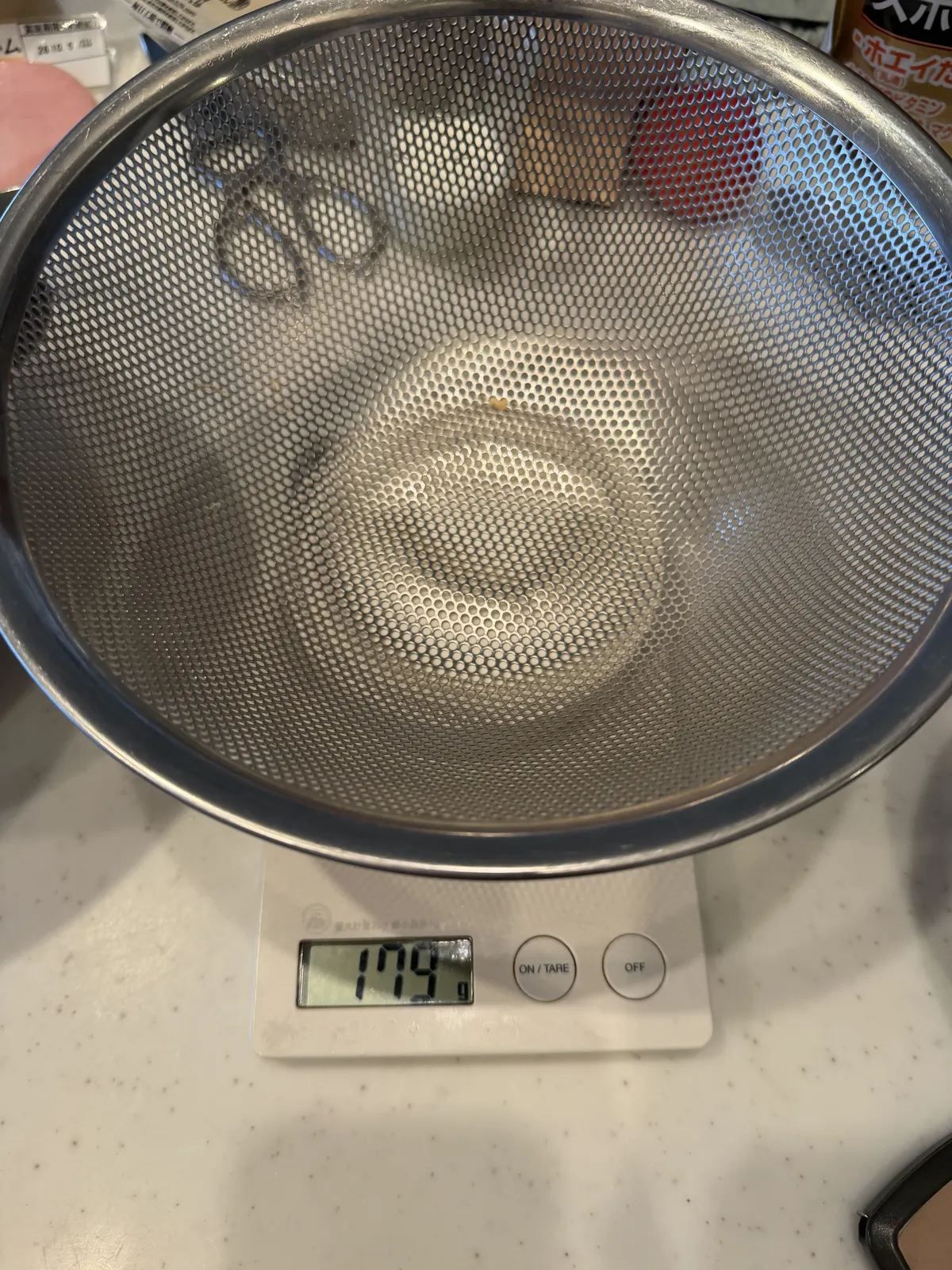柳宗理パンチングストレーナー23cmを量りで実測した179gの表示